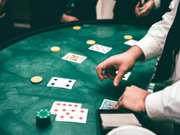 Comment améliorer votre jeu avec le Poker Deuce-to-Seven Lowball ?