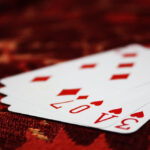 Comment le Chinese Poker renforce les liens entre amis et famille