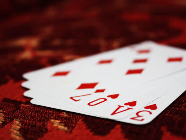 Comment le Chinese Poker renforce les liens entre amis et famille