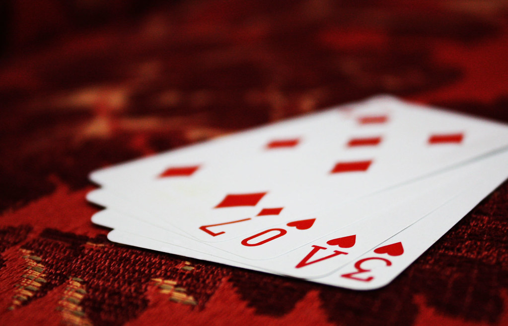 Comment le Chinese Poker renforce les liens entre amis et famille