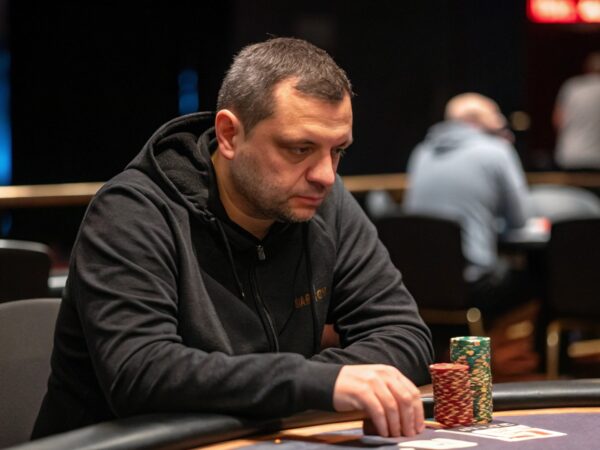 Squeeze au poker : quand et comment l’utiliser efficacement