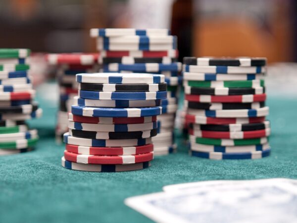 L’importance du bouton au poker : comment cela change votre approche de jeu