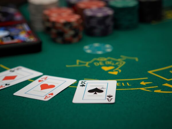 Les erreurs courantes à éviter au poker français