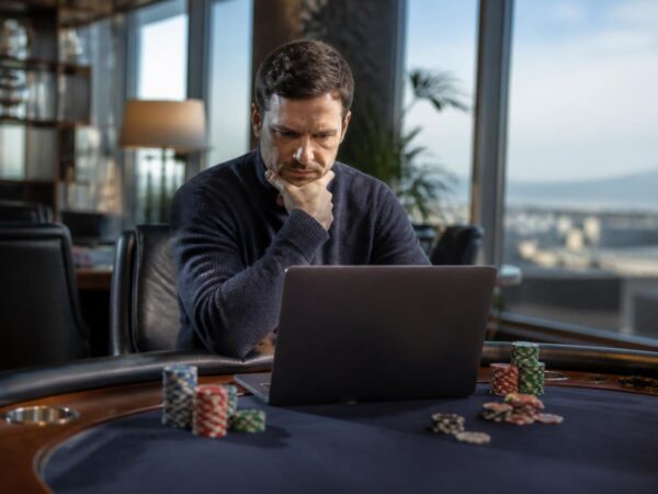 Choisir entre SNG et MTT en poker en ligne